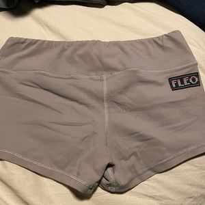 Fleo shorts - size Large